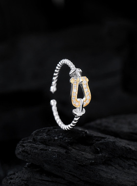 get到了精致小巧的马蹄扣戒指