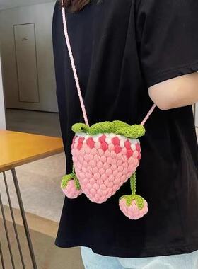 手工毛线草莓可爱编织零钱包包