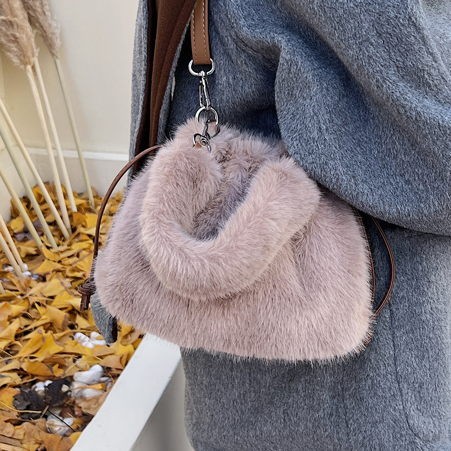 今年流行小众毛绒手拎包2026新款冬季百搭时尚洋气毛毛单肩斜挎包,淘宝优惠券,粉丝福利购,淘宝优惠卷