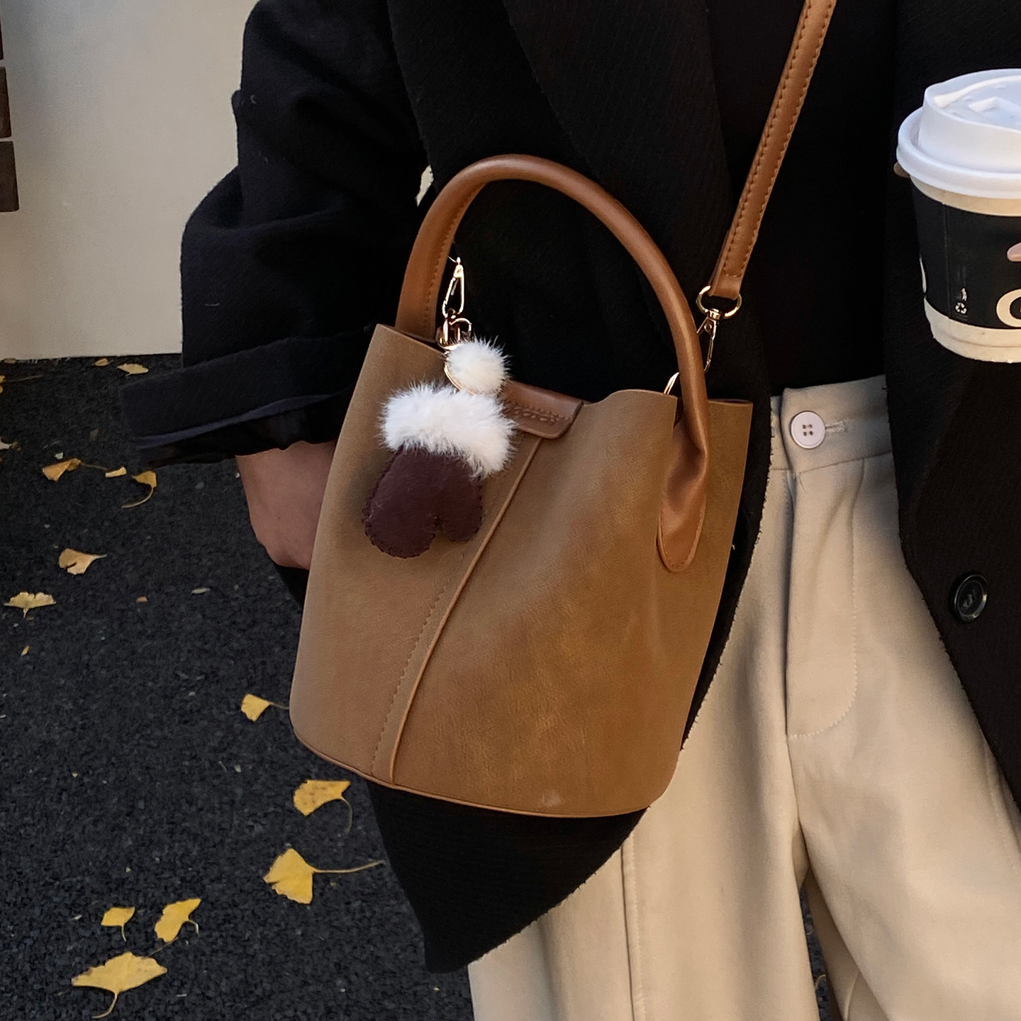 美拉德软皮小包包女2025新款复古通勤手拎包水桶包秋冬质感斜挎包,淘宝优惠券,粉丝福利购,淘宝优惠卷