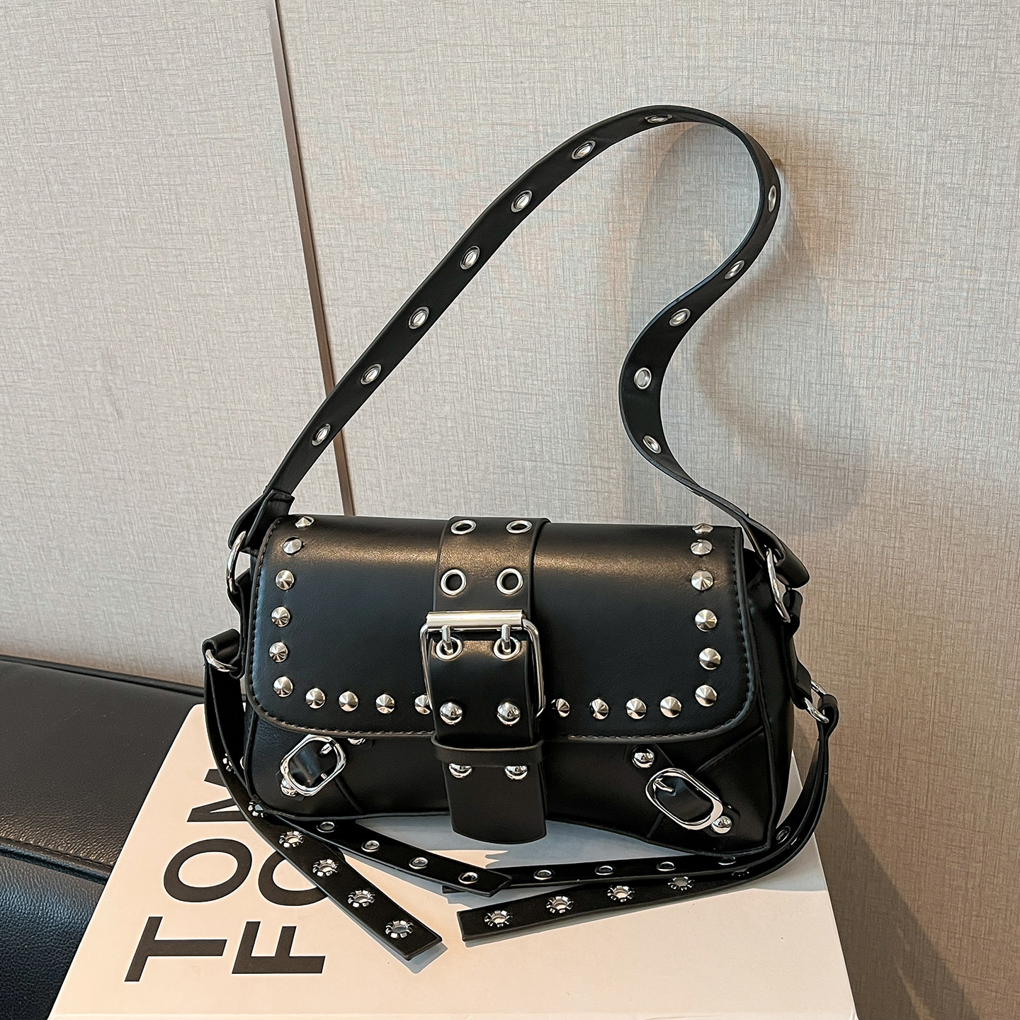 潮酷铆钉小包包女2025新款辣妹风腋下小方包冬季洋气高级感斜挎包,淘宝优惠券,粉丝福利购,淘宝优惠卷