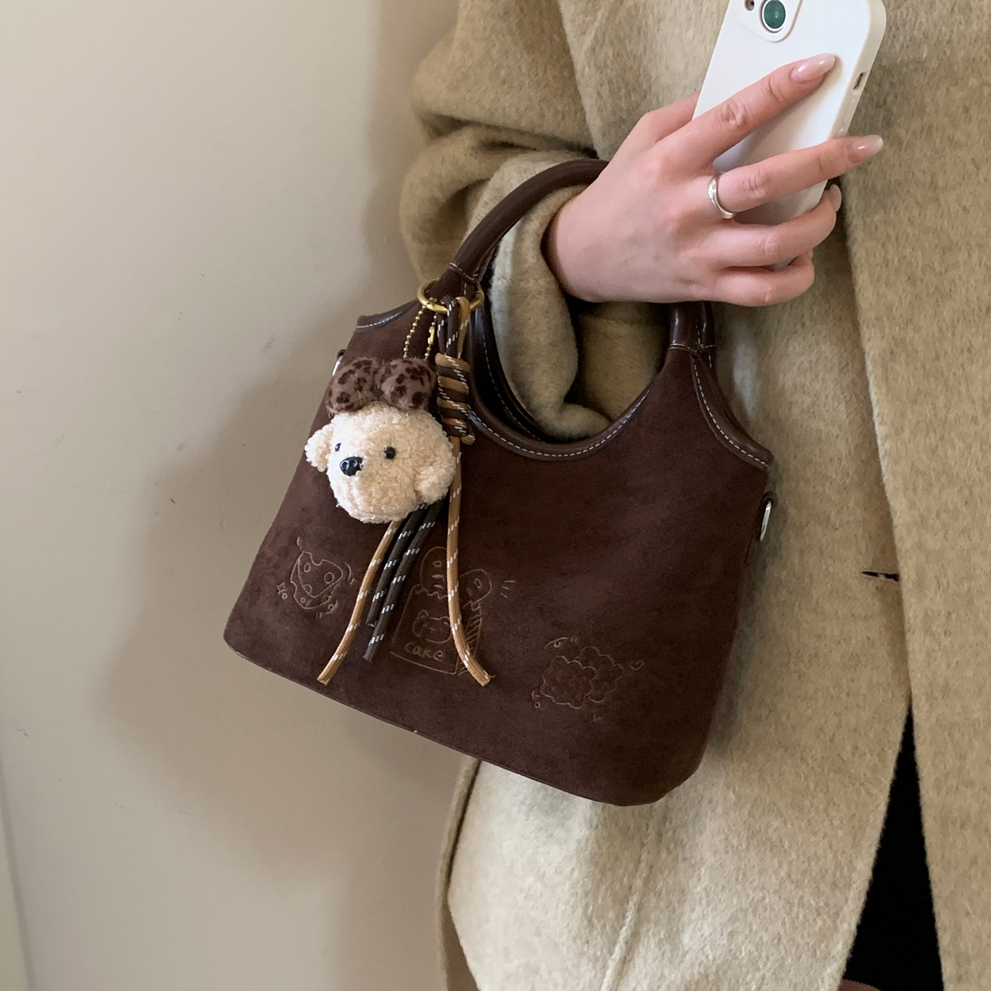 秋冬流行麂皮手提小包包女2025新款复古磨砂斜挎包可爱刺绣水桶包,淘宝优惠券,粉丝福利购,淘宝优惠卷