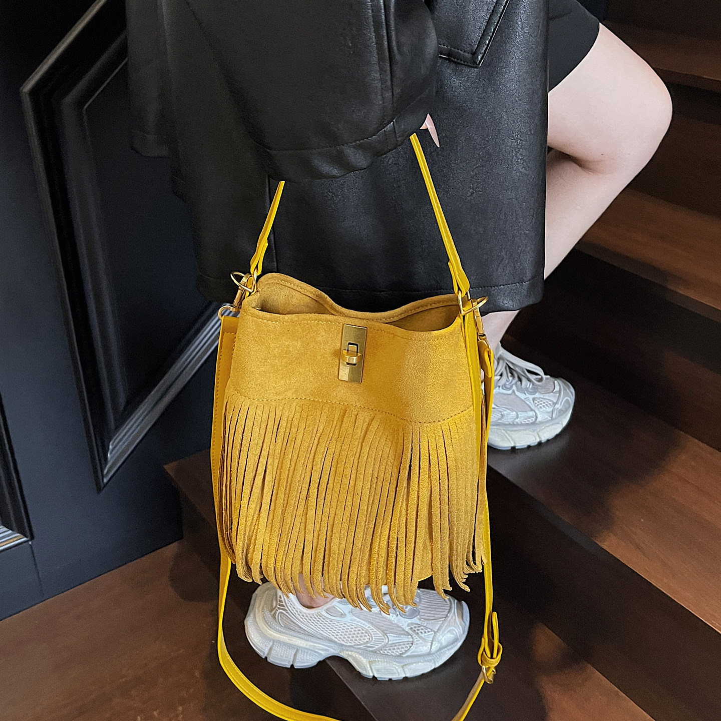 麂皮绒手拎小包包女2025新款潮时尚磨砂流苏水桶包秋冬复古斜挎包,淘宝优惠券,粉丝福利购,淘宝优惠卷