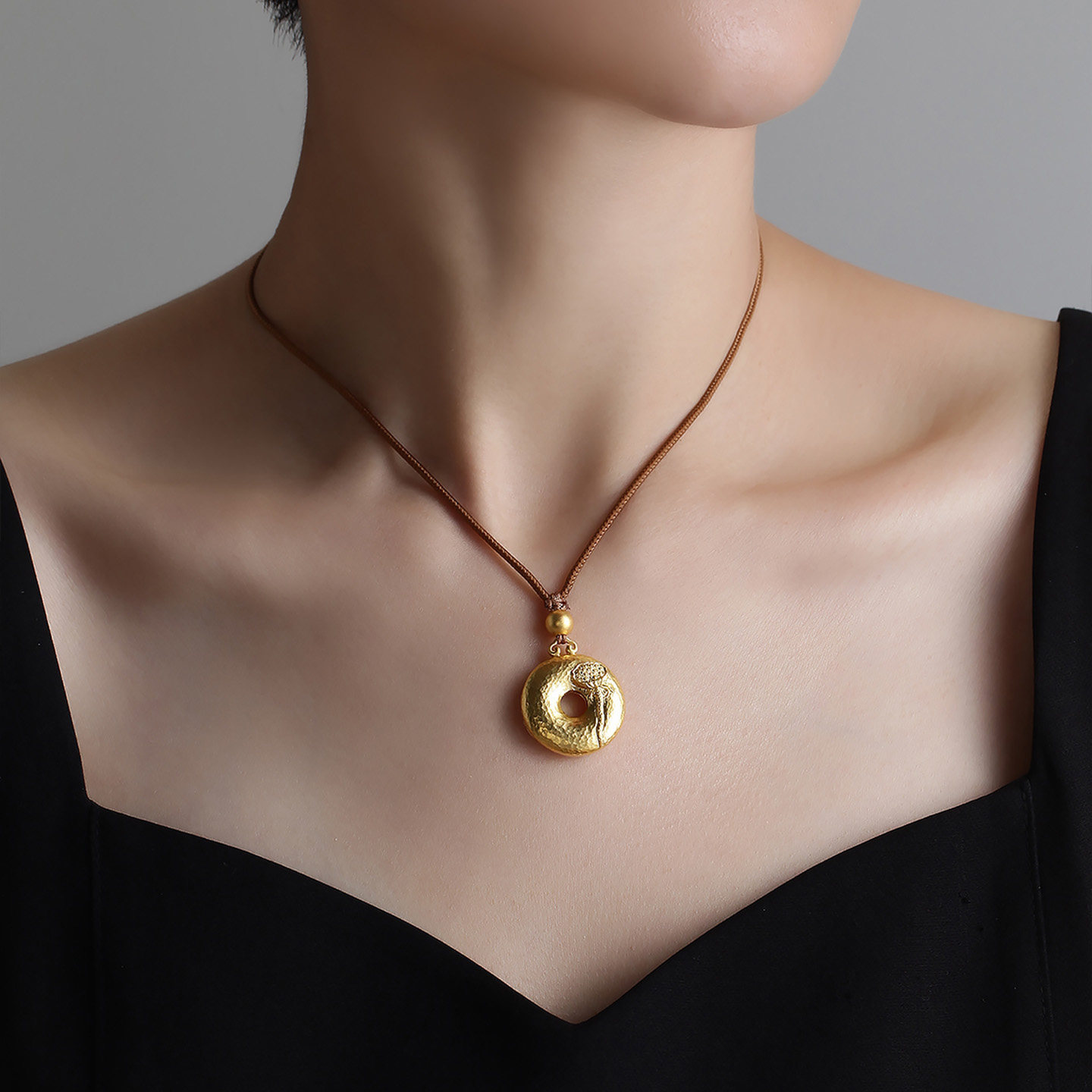 明牌珠宝芙蕖平安扣古法黄金吊坠 新中式足金莲花编绳项坠AFC0923,淘宝优惠券,粉丝福利购,淘宝优惠卷