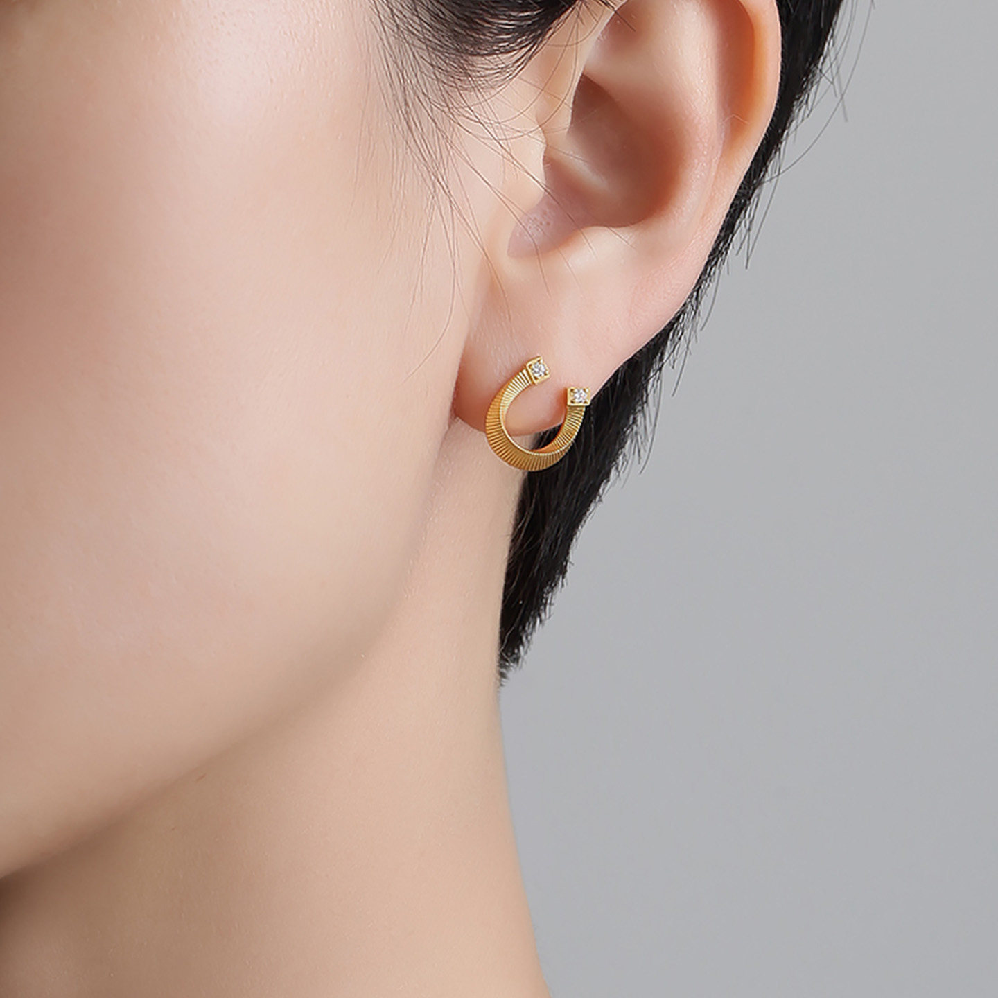 明牌珠宝吉光之迹5G黄金耳饰 足金U形马蹄锆石镶嵌耳钉AFH0459,淘宝优惠券,粉丝福利购,淘宝优惠卷