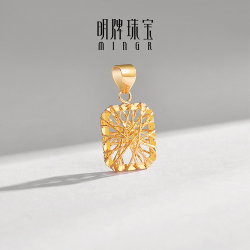 明牌珠宝18K金星辰几何吊坠 彩金K黄色镂空小方糖时尚项坠CSC0112 - 图2