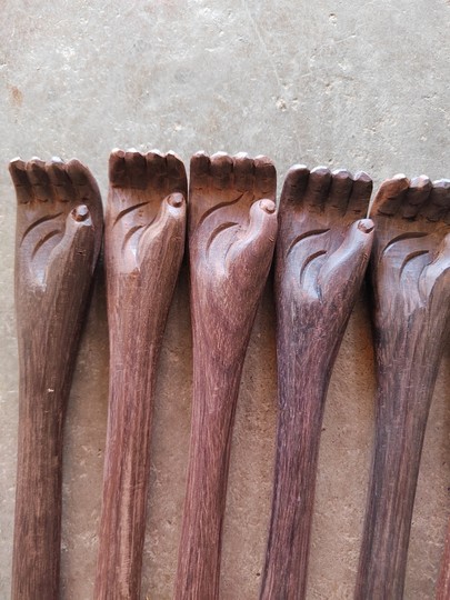 Laos' Siamese rosewood does not ask for help, but it is a joy to scratch the old man's itch. It is handmade from Dalbergia cocobolo and is a great gift.