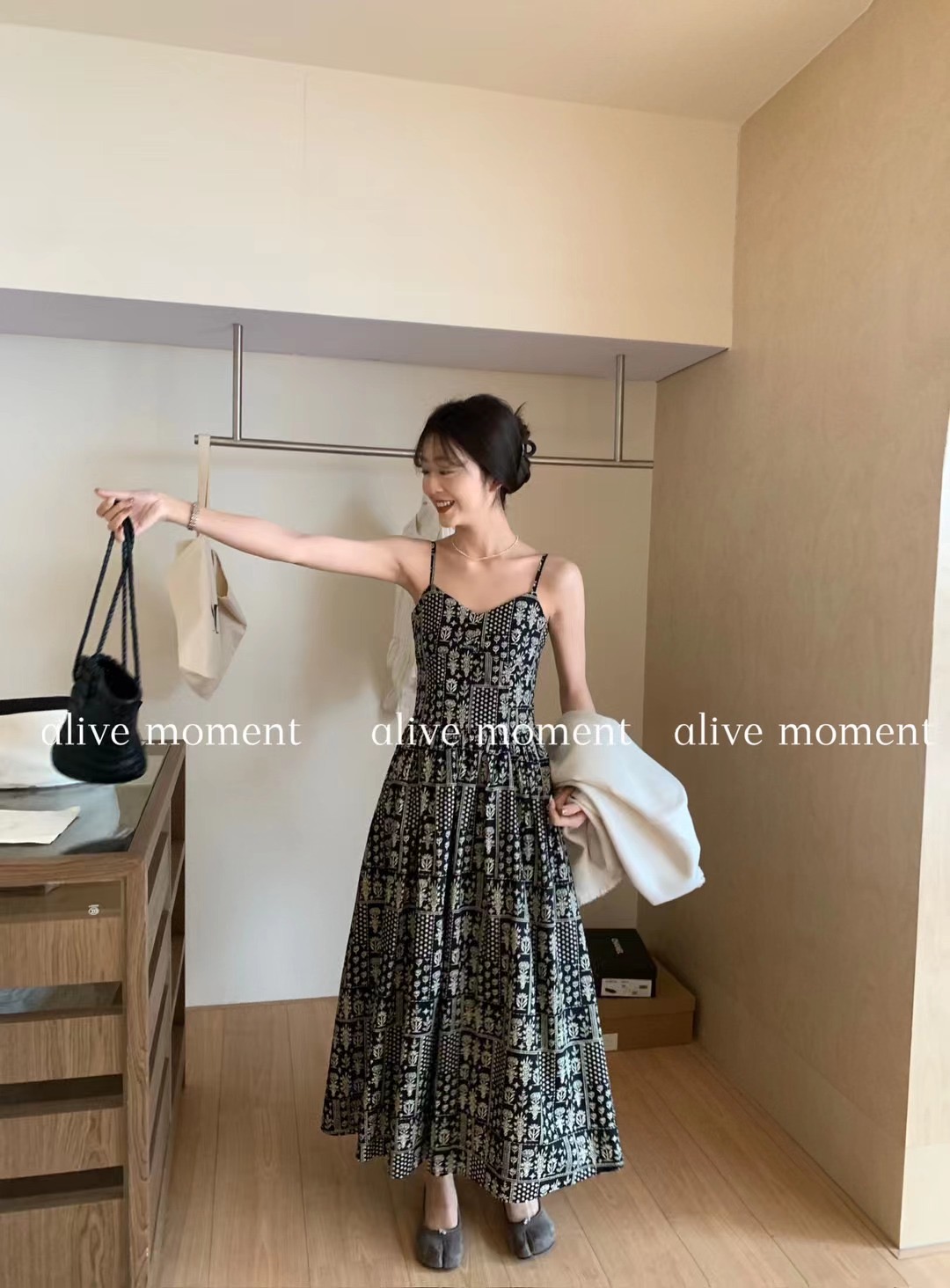 alive moment 2024春夏新款佩里斯纹民族风吊带气质时尚连衣裙女 - 图1