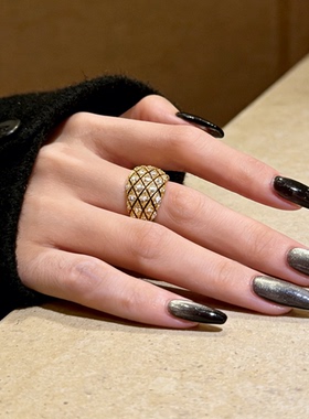 欧美复古黑金菱格纹宽面开口戒指