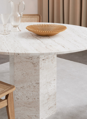 北欧简约侘寂风圆桌天然米白洞石大理石餐桌家用设计师款轻奢桌子