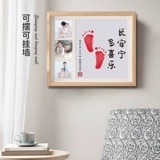 Детские следы года следов и живописи, один подарок, один -дюйм счастливого украшения, висящая картина подключение к фотоавре