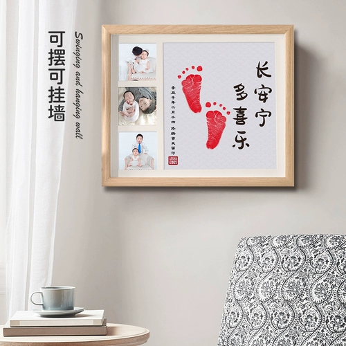 Детские следы года следов и живописи, один подарок, один -дюйм счастливого украшения, висящая картина подключение к фотоавре