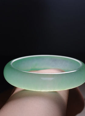 翡翠色手镯冰种淡绿石英岩玉