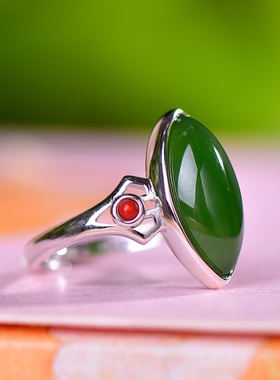 银镶嵌和田玉碧玉马眼配南红戒指