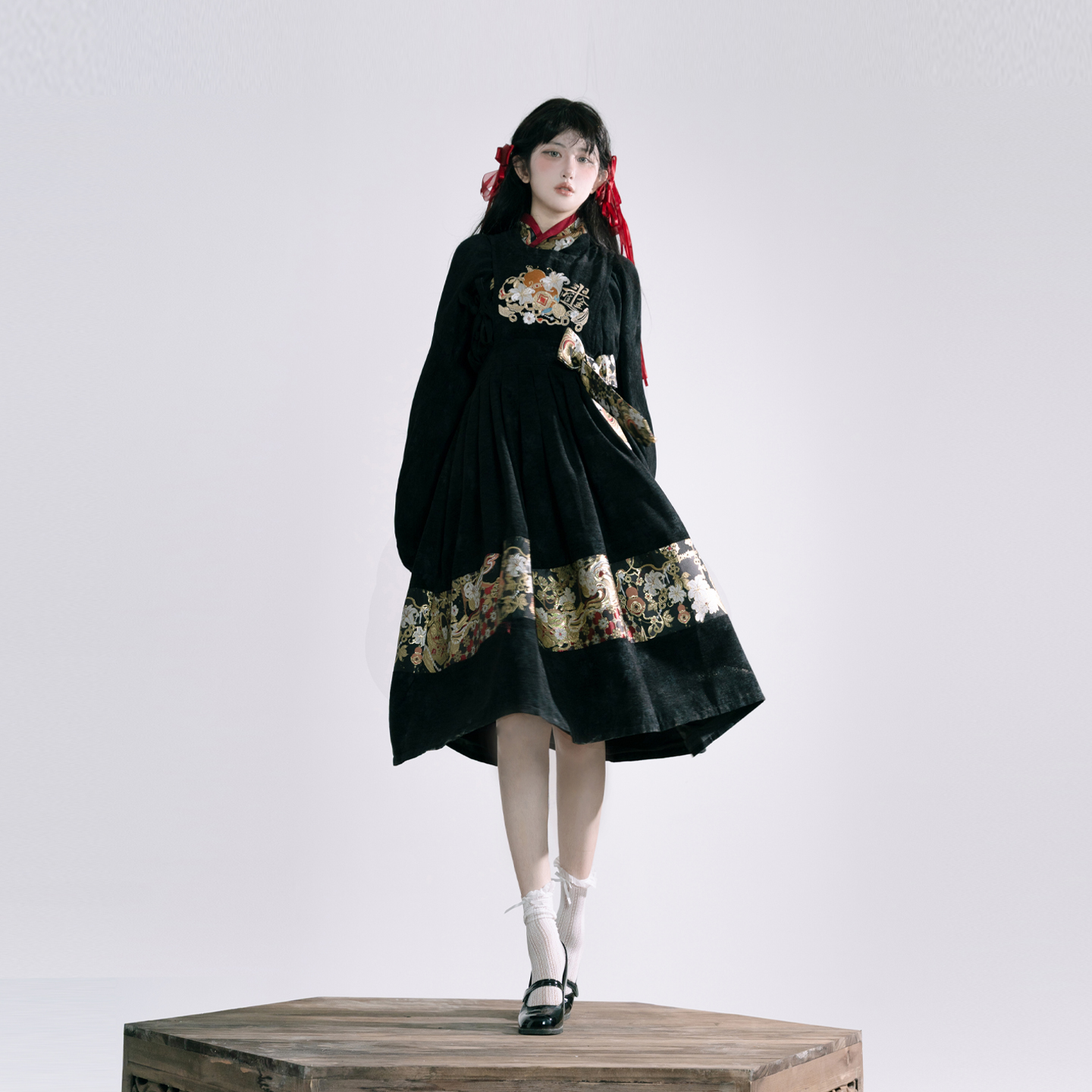 织尚御司[日进斗金]原创汉服女织金刺绣罩裙短袄汉元素拜年服秋冬 - 图1