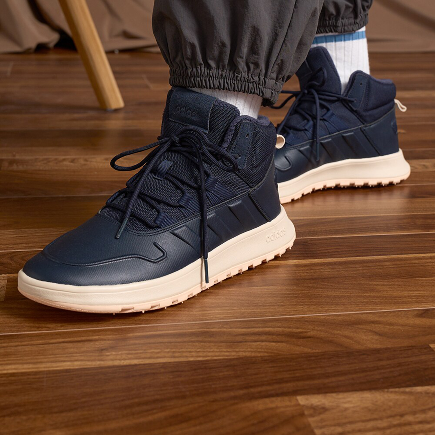 Adidas/阿迪达斯正品新款男女加绒中高帮透气运动休闲鞋IF1626 - 图1