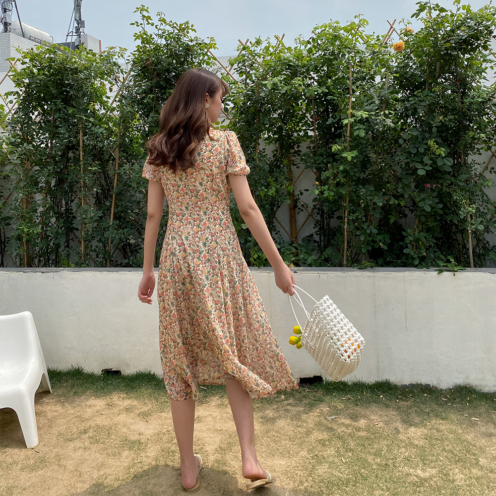 爱蔷薇赫本风2020流行女智熏碎花裙 爱蔷薇女装连衣裙