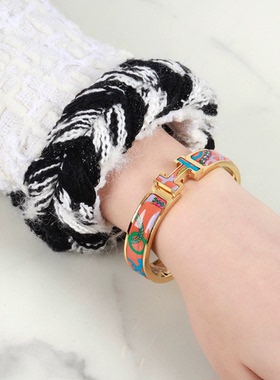 新款欧美钛钢重工定制高质量珐琅童趣花纹彩色手镯女简约小众手环