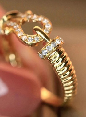 金色马蹄扣螺纹戒指镶钻扭纹指环