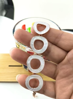 2025新款韩版百搭时尚贝壳镂空手链女圆形夏季爆款手镯白色上班族