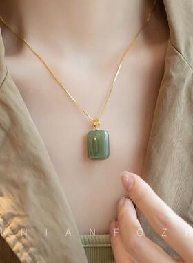 天然和田玉无事牌吊坠项链女翡翠锁骨链复古简约轻奢设计感玉石