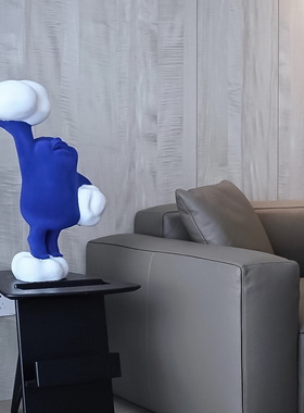 简约现代风样板间树脂人物雕塑