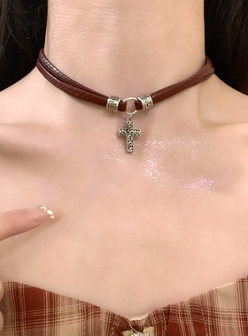 HEY TAO复古暗红色皮革十字架choker项链高级感甜酷辣妹颈链配饰