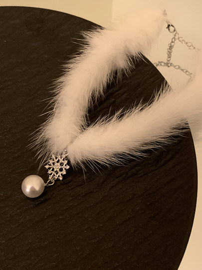 HEY TAO otoño e invierno Navidad copo de nieve gargantilla de felpa blanca collar de perlas accesorios de cadena de suéter de nicho para mujer