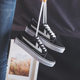 ດຶງເກີບຜ້າໃບຄູ່ກັບເກີບ sneakers ປົກກະຕິ