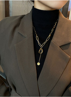 D字毛衣链女秋冬高级感长款字母链条项链轻奢小众锁骨链新款配饰