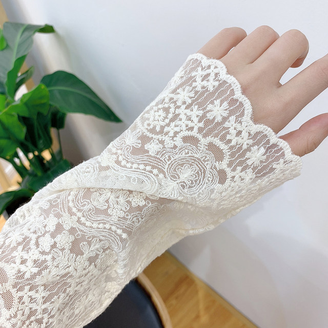 Chic wavy lace embroidered shirt winter bottoming shirt