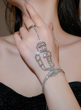 Me物论 精致镶钻蝴蝶结戒指手链一体式设计优雅个性流苏链条手环