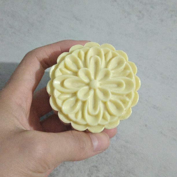 中秋仿真冰皮月饼模型五仁豆沙蛋黄宫廷传统绿豆糕点甜品摆拍工具 - 图1