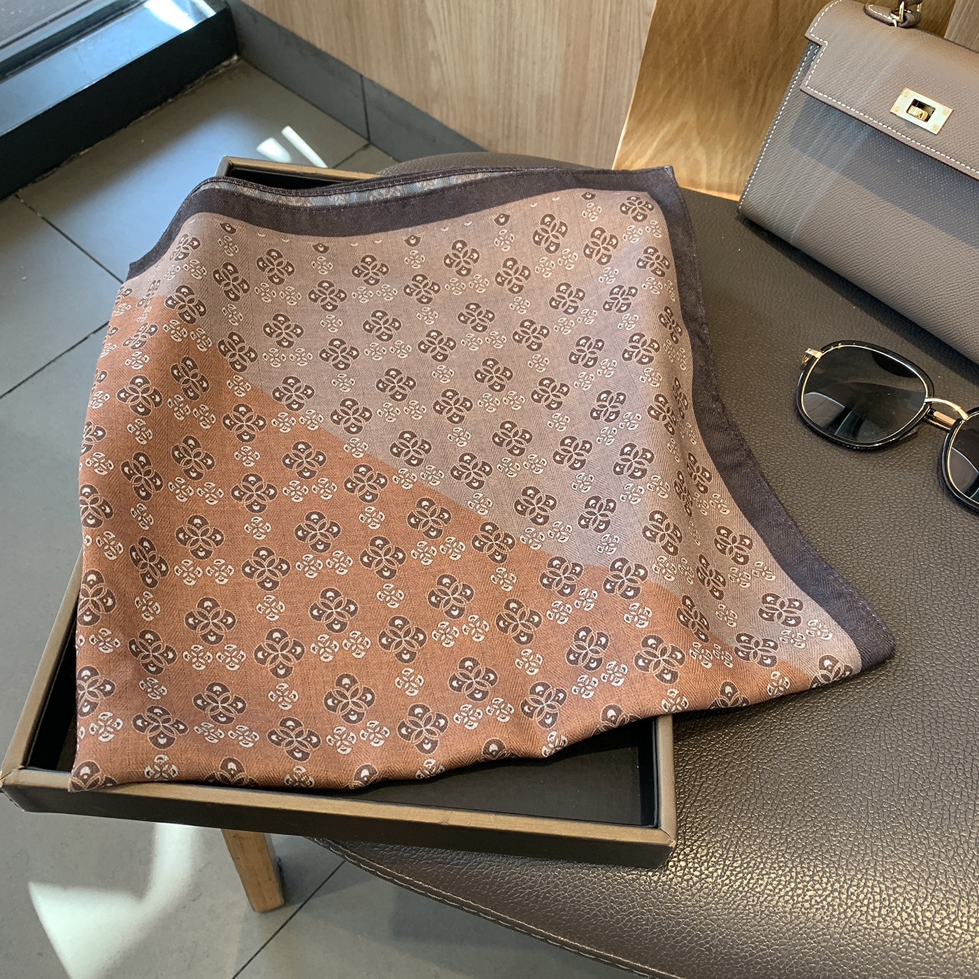 丝巾小方巾女复古双面印花丝绒棕色腰果花领巾搭西装ins头巾发带,淘宝优惠券,粉丝福利购,淘宝优惠卷