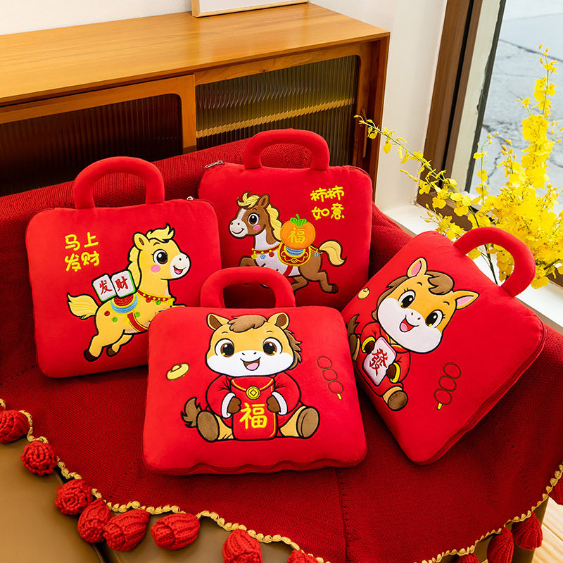 马年吉祥物抱枕被子两用办公室午睡枕卡通汽车折叠毯礼品logo,淘宝优惠券,粉丝福利购,淘宝优惠卷