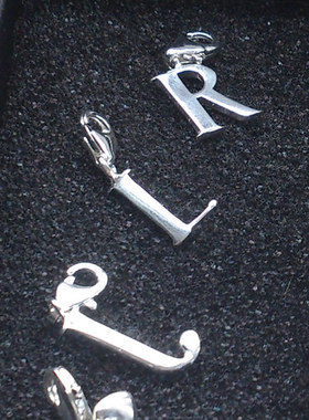 银色字母吊坠925银时尚礼物简约挂件精美气质托马斯萨博欧美流行