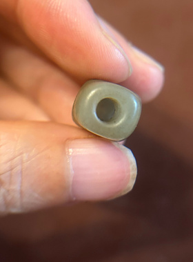 12mm西藏回流地方玉石质三通满咒点灰绿色透润古朴大孔道藏传文玩