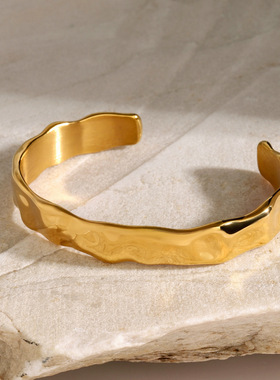 欧美跨境镀18K金手镯不锈钢宽版开口手镯波浪捶打纹手链调节手饰