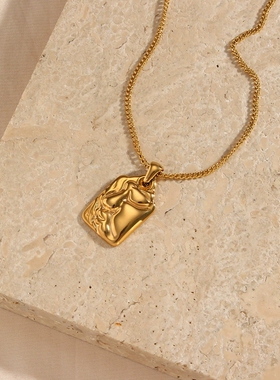 欧美流行摩登气质图案雕纹项坠饰品 不锈钢镀18K金色人脸方牌项链
