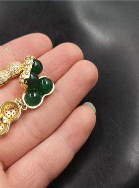 花生玉器925银镶嵌绿色玛瑙吊坠