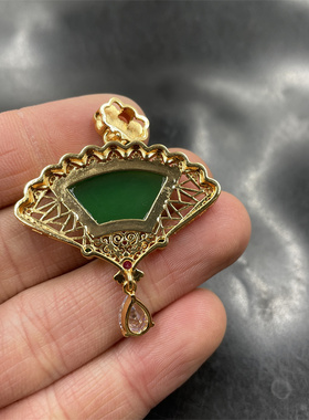 绿色玉石玛瑙扇形吊坠