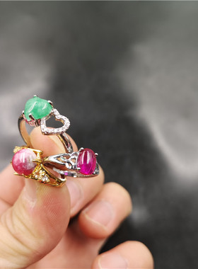 四海玉器 真空电镀镶嵌女款阳绿色翠玉鸡心戒指 红刚玉戒指 指环