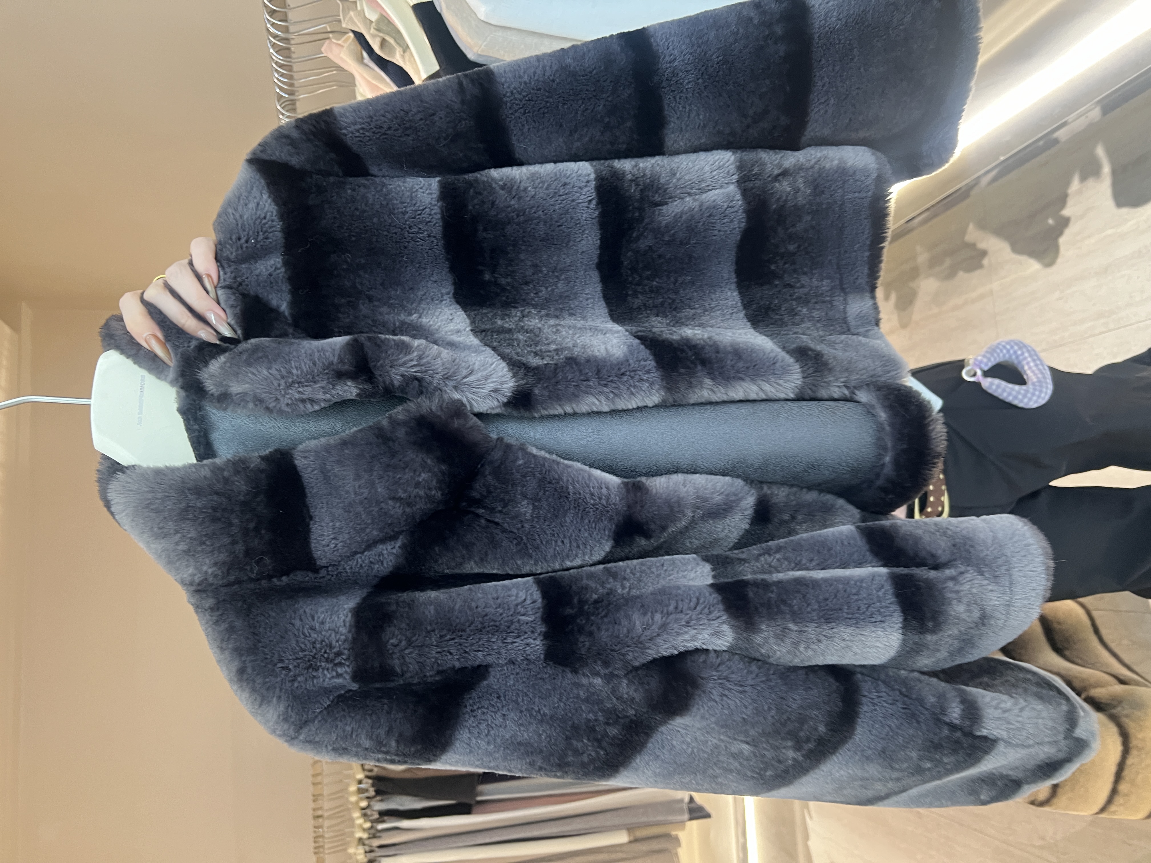 十三行韩仿皮草獭兔毛皮毛一体拼色横条纹短款外套女保暖立领上衣 - 图1