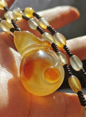 北红玛瑙雕刻钱袋通透俏色时尚