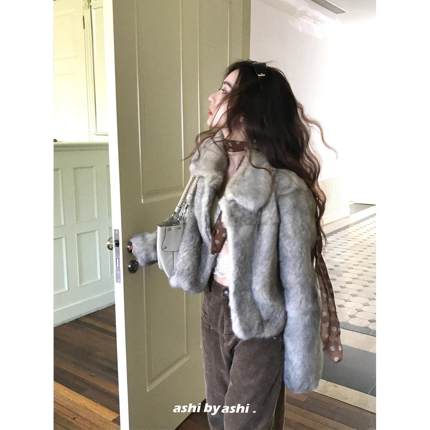 大于诗集 布偶心事本 娃娃领银渐层皮毛一体短款兔毛皮草女短外套,淘宝优惠券,粉丝福利购,淘宝优惠卷