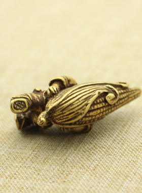 纯黄铜复古法手工匠作旧典藏国风艺术摆件娃扛玉米文玩小挂件吊坠