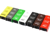 Динамическое круглое микрофон, отслеживаемое усилителем сигнала, усиление микрофона увеличивает усиление микрофона.