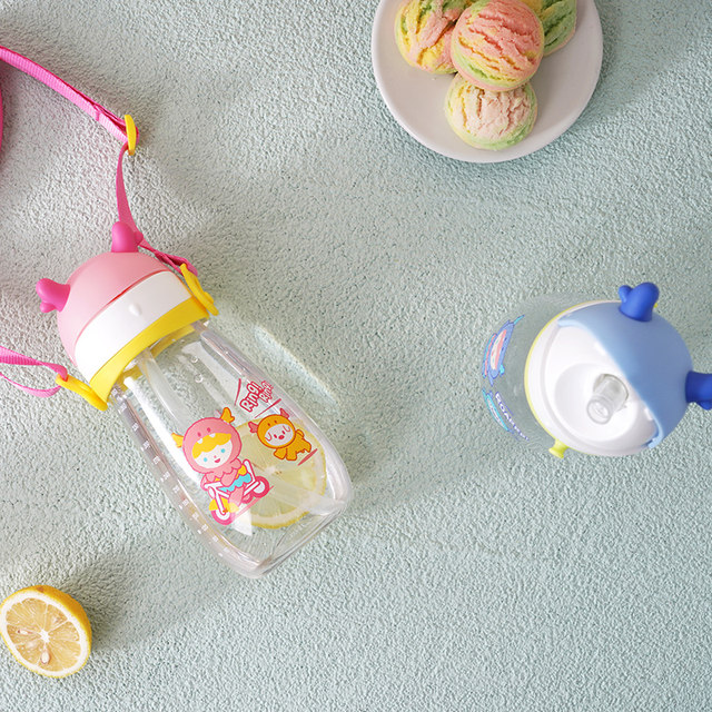 LOCK Children's Tritan Cartoon Strap Straw Cup