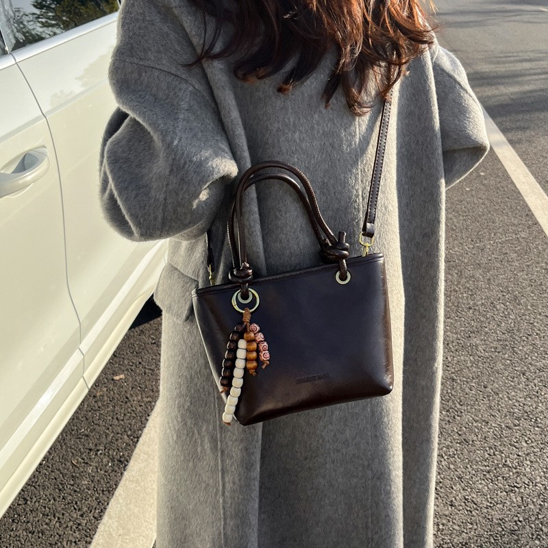 2025新款水桶包女手提斜挎包冬季大容量上班通勤洋气潮单肩包 - 图1
