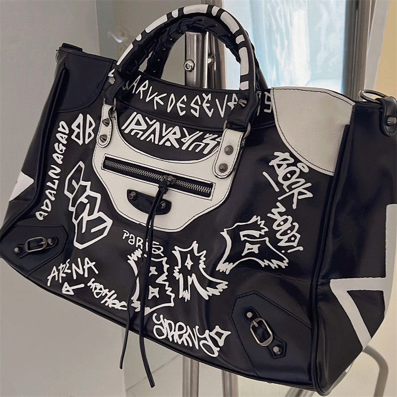 涂鸦机车包女2025新款朋克铆钉旅行健身包通勤托特包潮街头辣妹包,淘宝优惠券,粉丝福利购,淘宝优惠卷